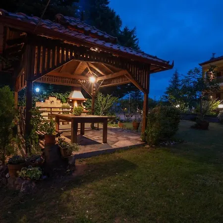 With Courtyard And Gazebo Káto Loutrákion